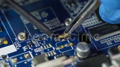电脑板的维修.. 焊接微型芯片和电路板